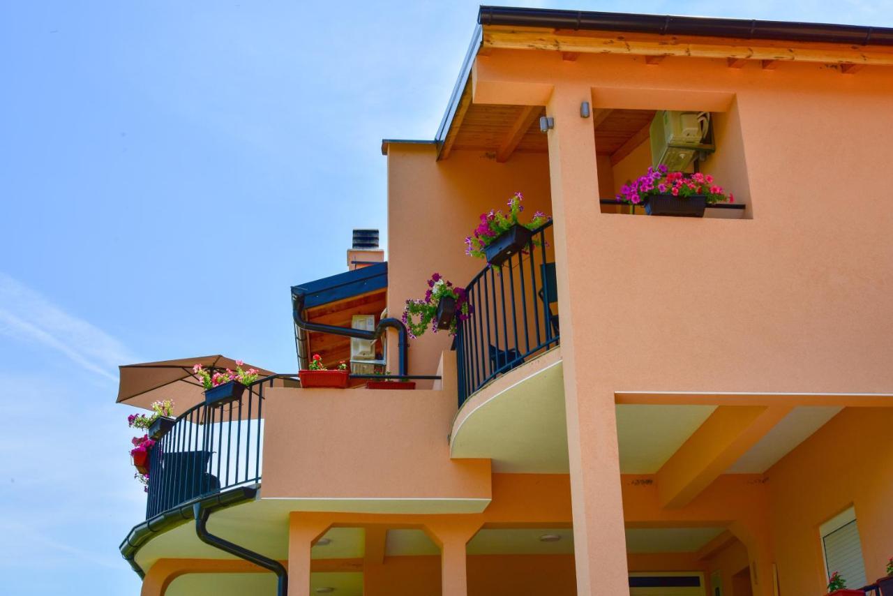 Lakeview Apartments Andela Virpazar Ngoại thất bức ảnh